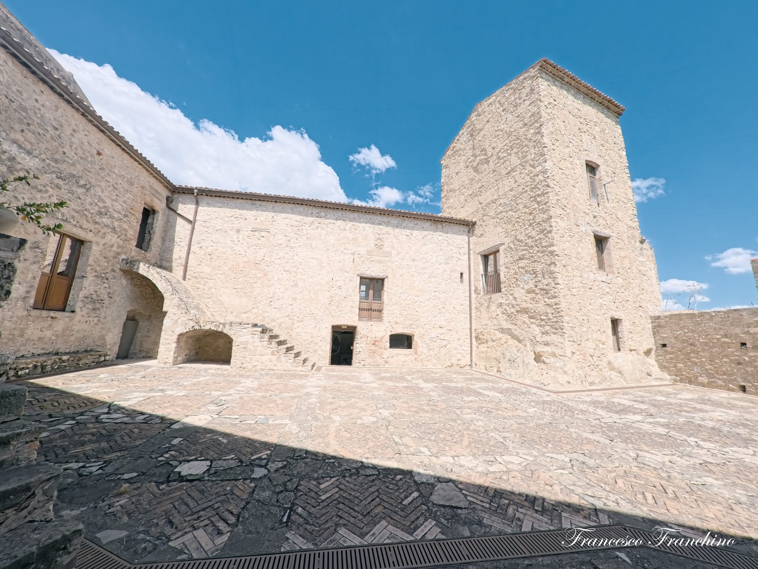 Piazza d'Arme. Castello di Oriolo. Uno dei Borghi più belli d'Italia.